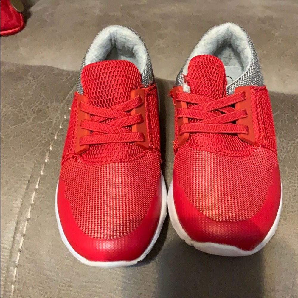Cat & Jack new w/o tags/box. Size 9 toddler boy